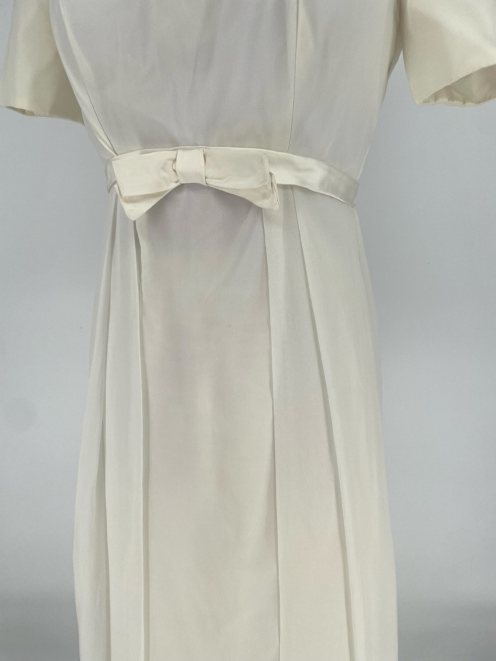 1960s Empire Waist Classic Short Sleeve Wedding Dress W/ Bow Waist & Petticoat - Picture 2 of 16